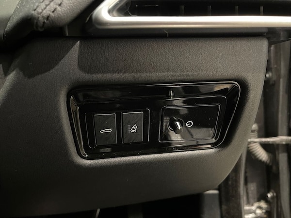 Used Jaguar XE 2018 for sale - 75596796: Photo 27