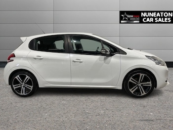 Used Peugeot 208 2013 for sale - 77332936: Photo