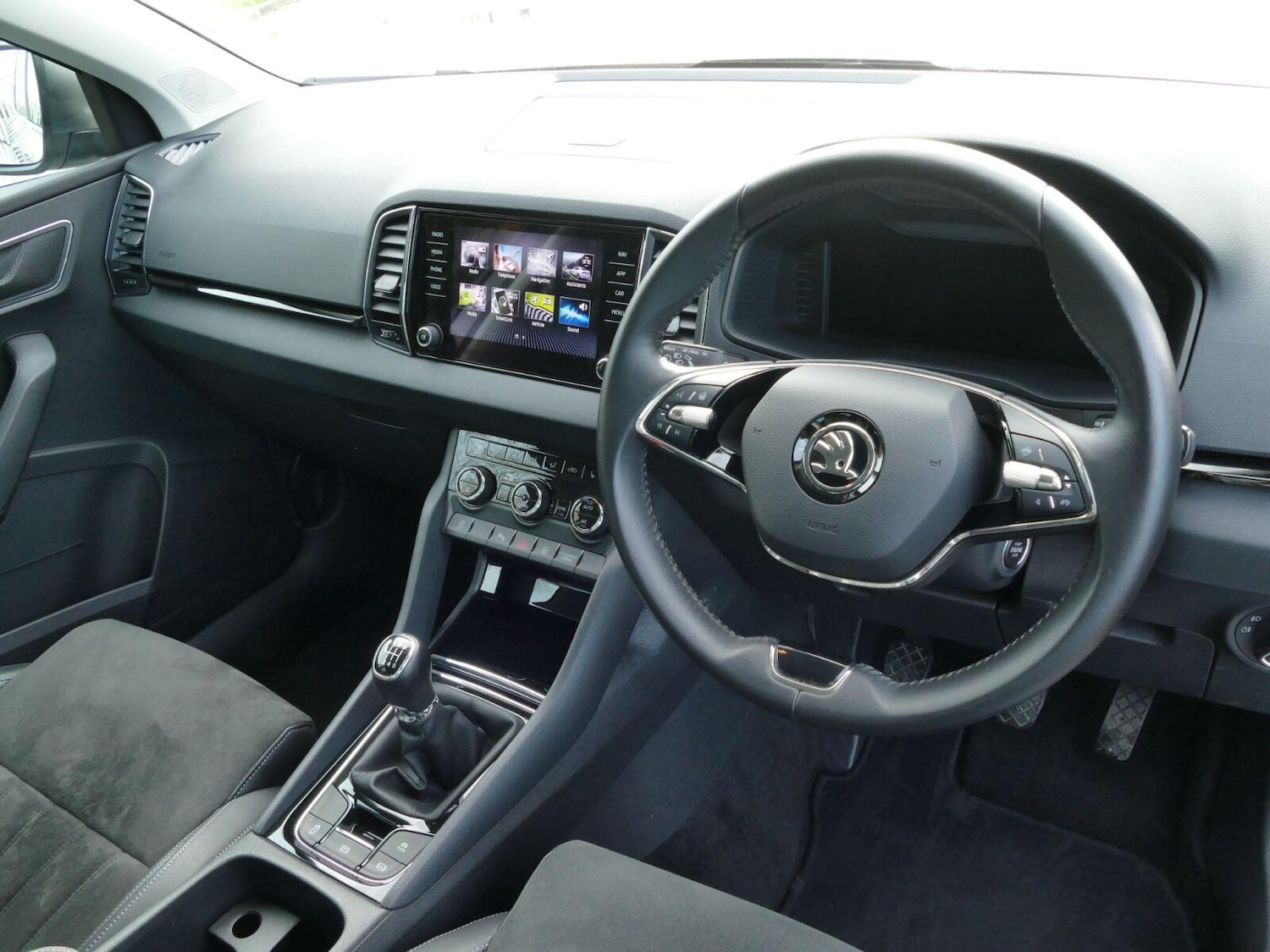 Used Skoda Karoq 2023 for sale - 76418437: Photo 2