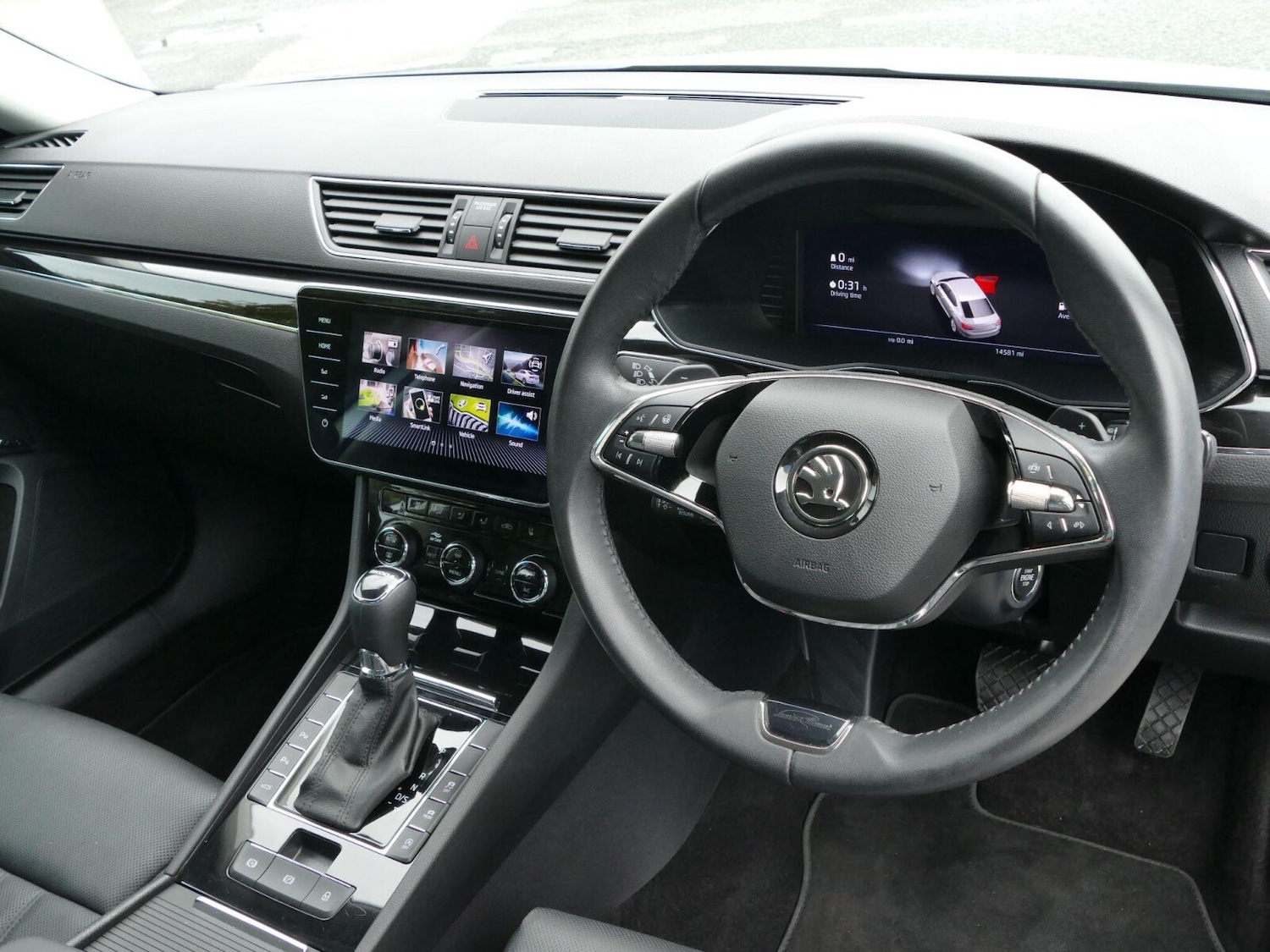 Used Skoda Superb 2024 for sale - 76966320: Photo 2