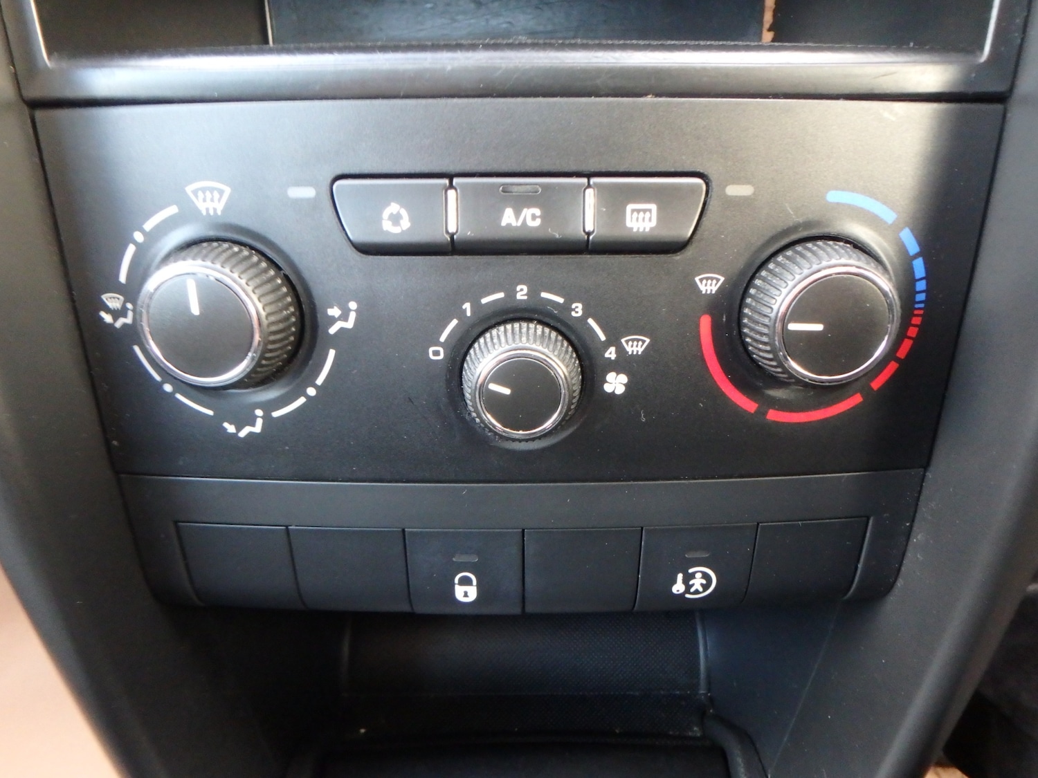 Used Peugeot 207 2010 for sale - 76404978: Photo 20