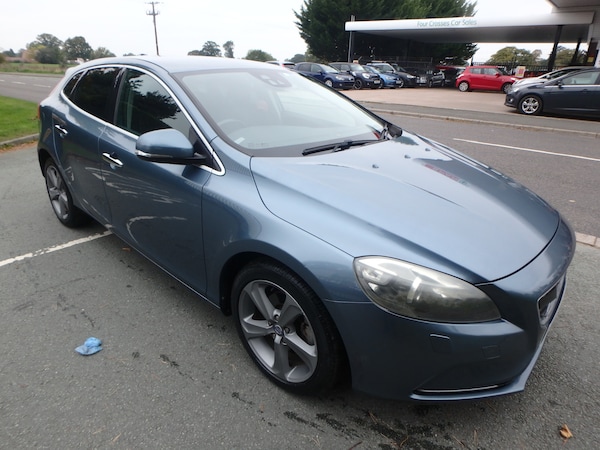 Used Volvo V40 2025 for sale - 76274892: Photo 1