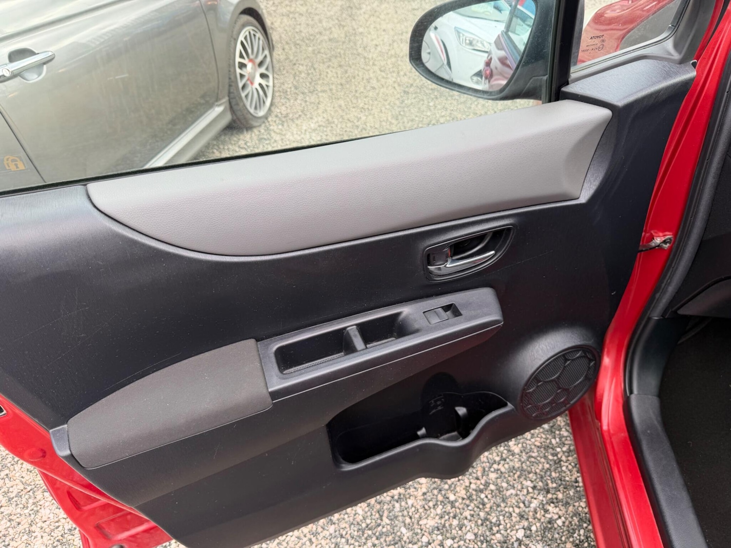 Used Toyota Yaris 2012 for sale - 77705049: Photo 27