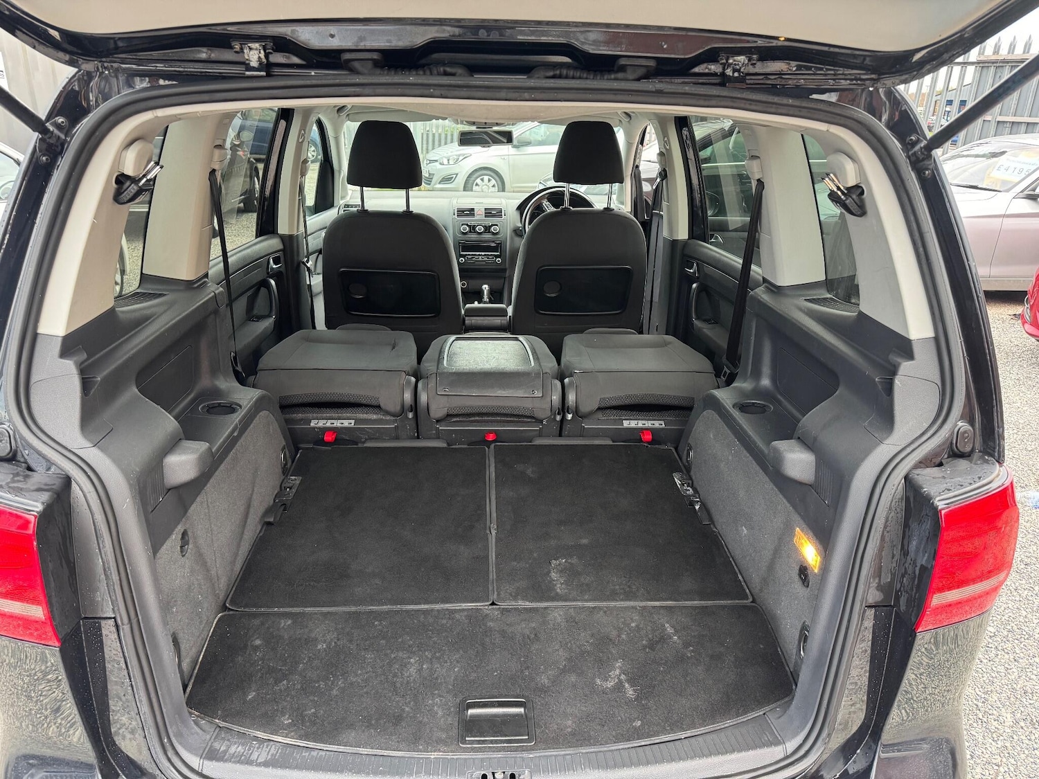 Used Volkswagen Touran 2012 for sale - 76913344: Photo 26