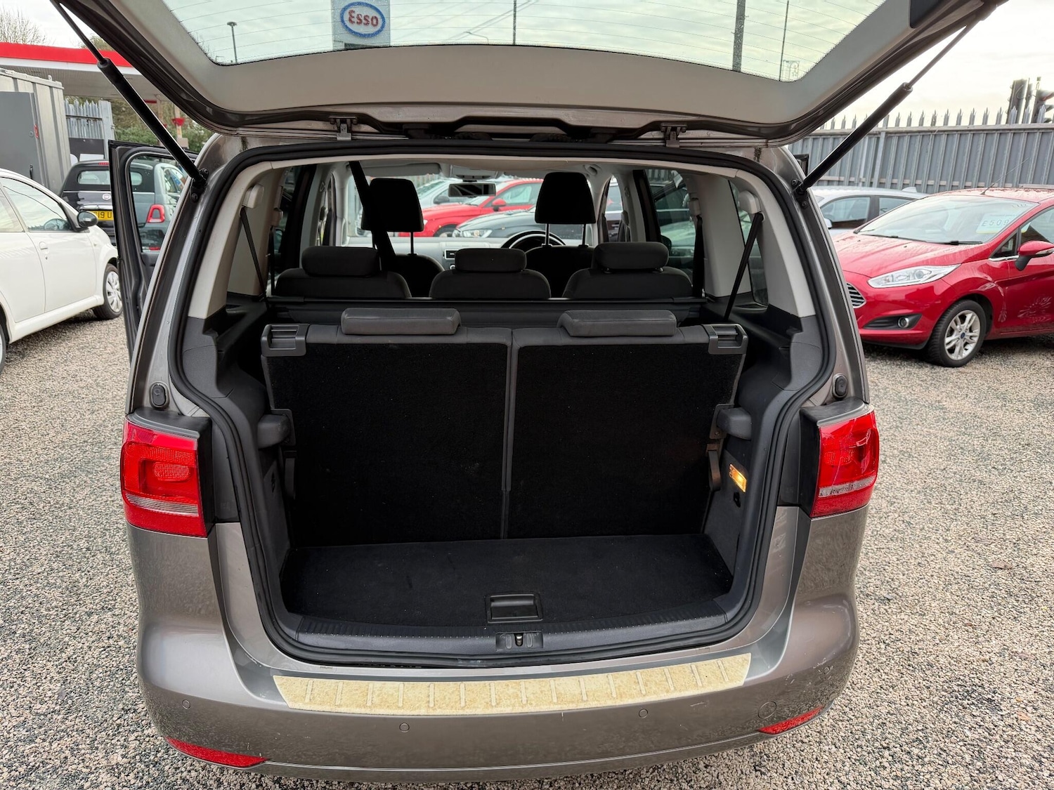 Used Volkswagen Touran 2011 for sale - 76866326: Photo 37