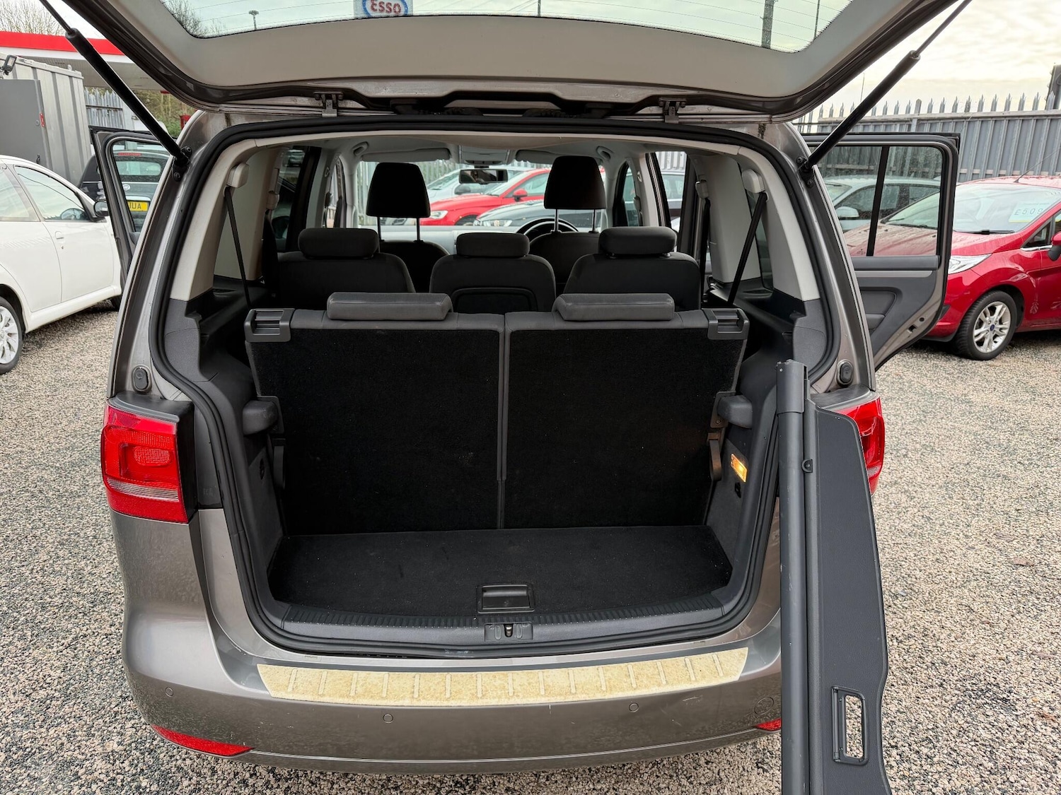 Used Volkswagen Touran 2011 for sale - 76866326: Photo 39