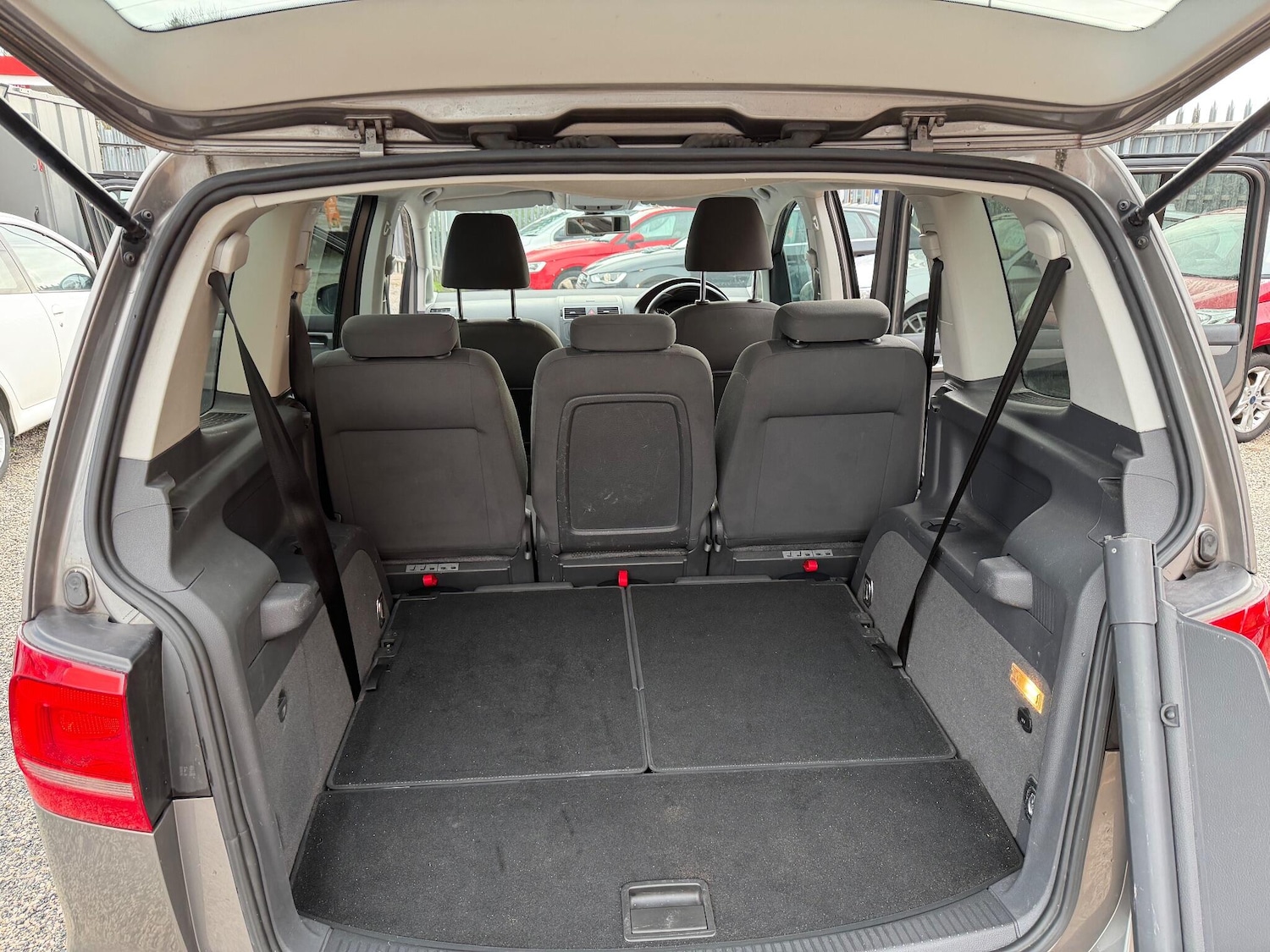 Used Volkswagen Touran 2011 for sale - 76866326: Photo 40