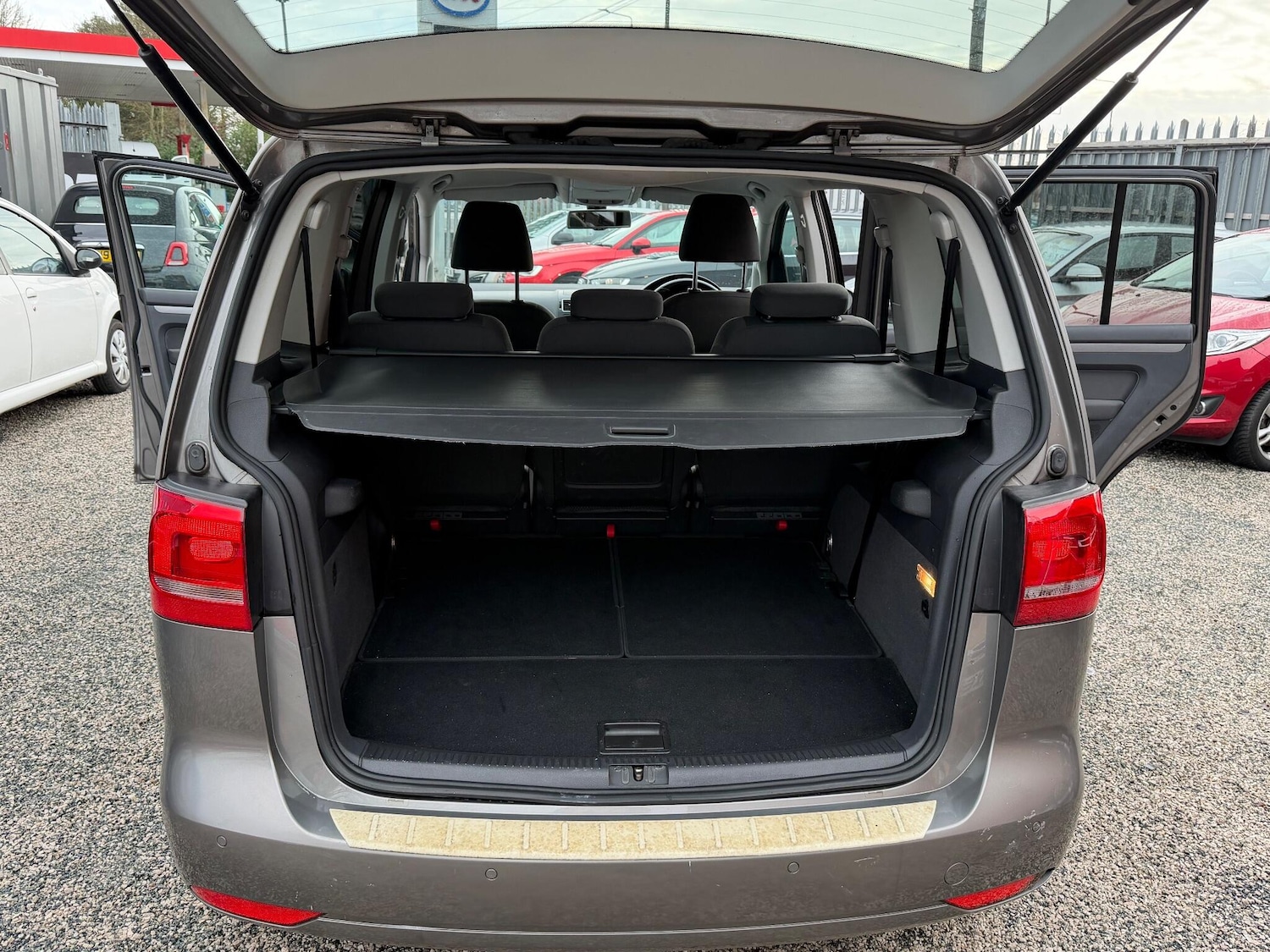 Used Volkswagen Touran 2011 for sale - 76866326: Photo 41