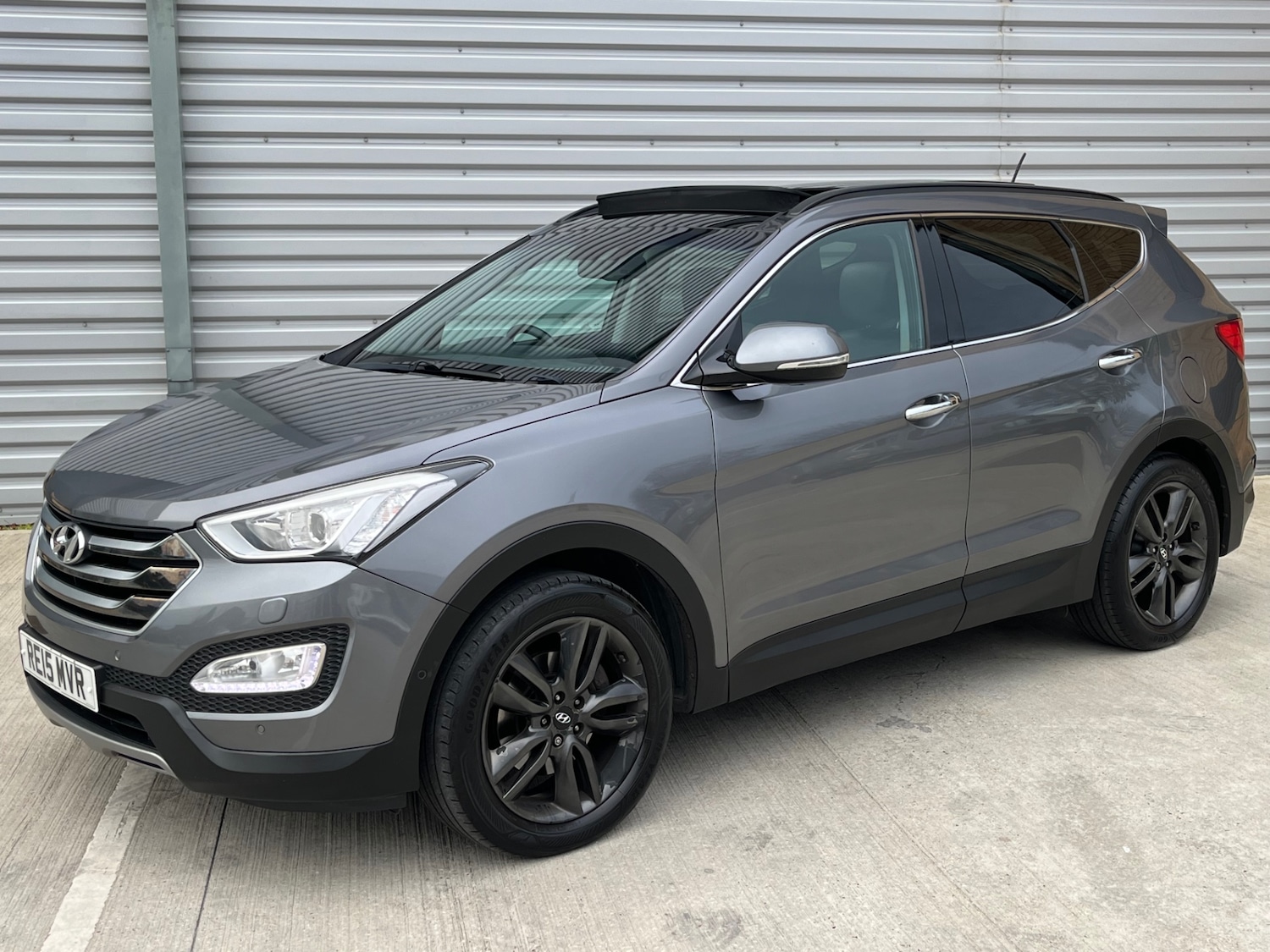 Used Hyundai Santa Fe 2015 for sale - 76440272: Photo 2