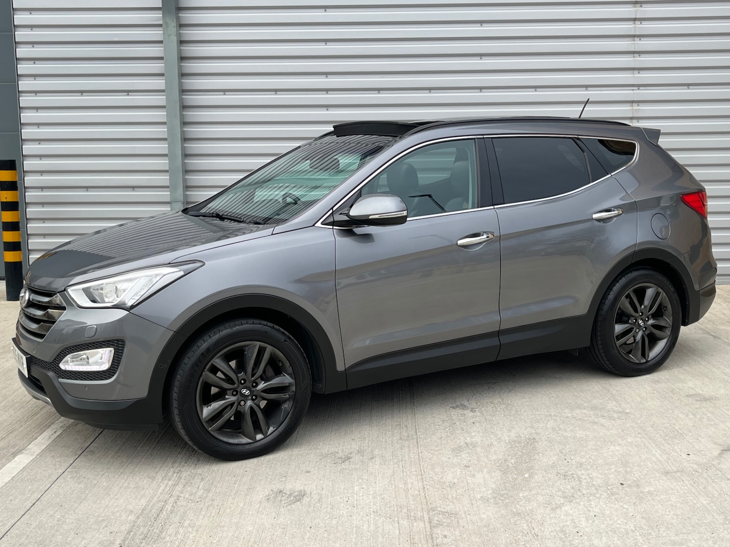 Used Hyundai Santa Fe 2015 for sale - 76440272: Photo 3