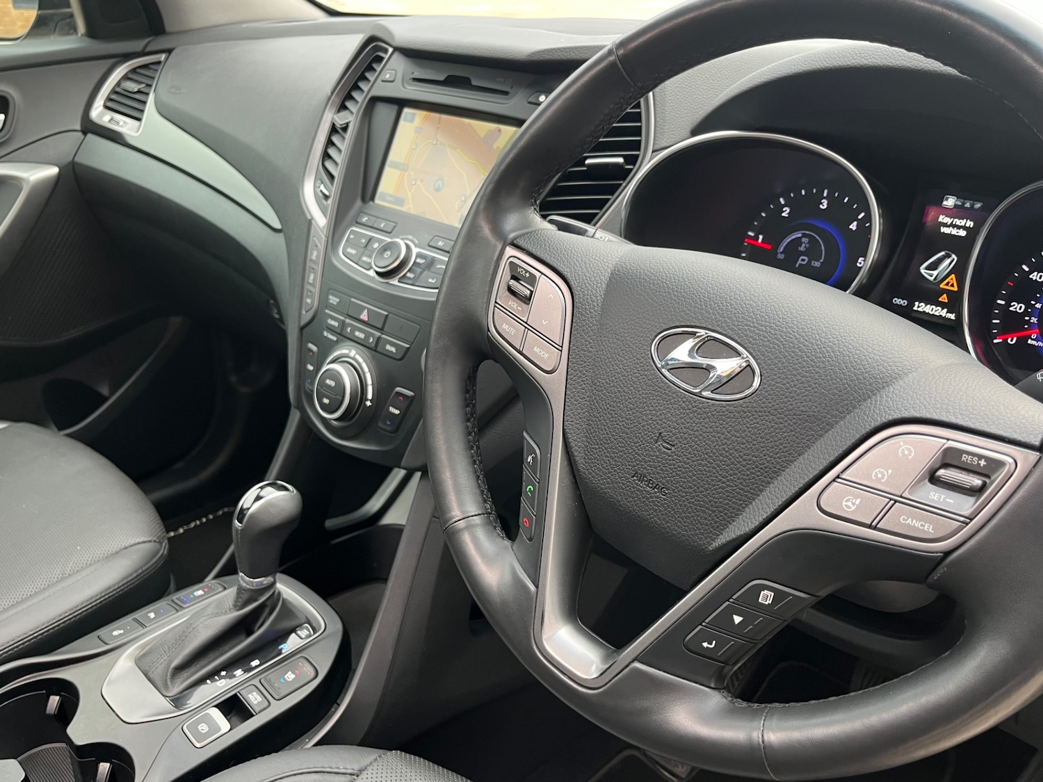 Used Hyundai Santa Fe 2015 for sale - 76440272: Photo 9