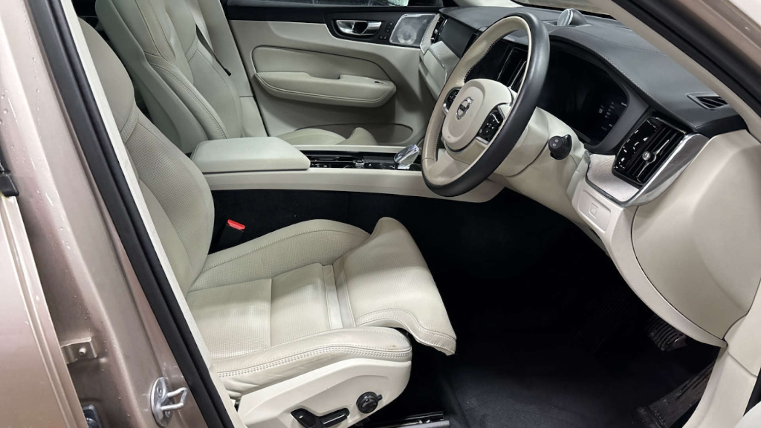 Used Volvo XC60 2022 for sale - 76980040: Photo 2