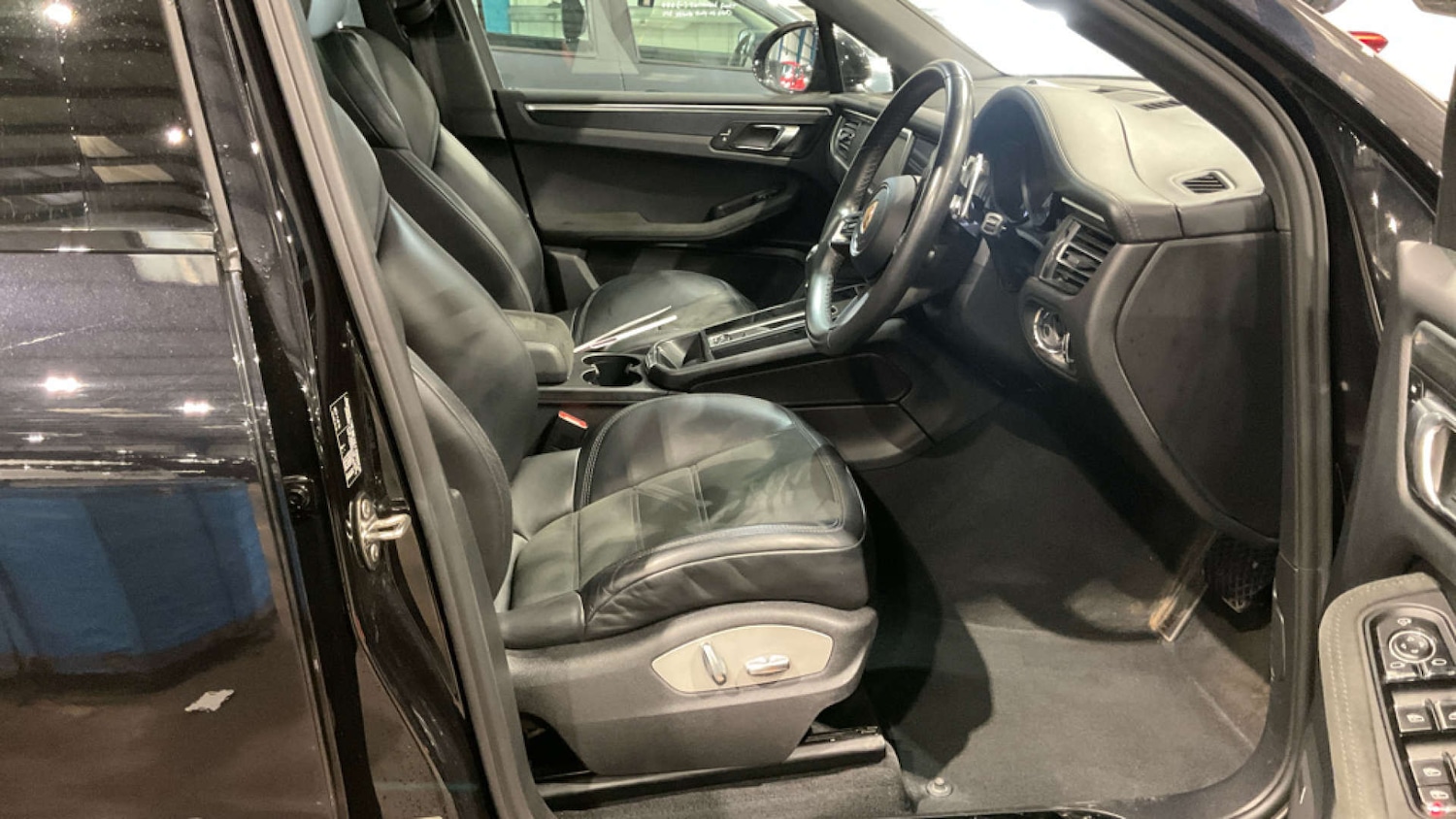 Used Porsche Macan 2021 for sale - 76830080: Photo 2