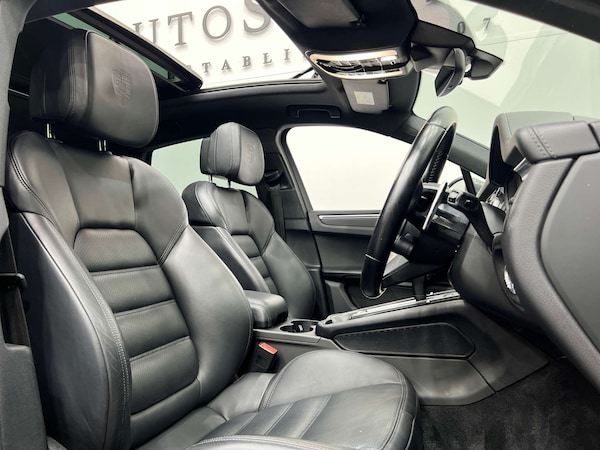 Used Porsche Macan 2022 for sale - 75210128: Photo 2