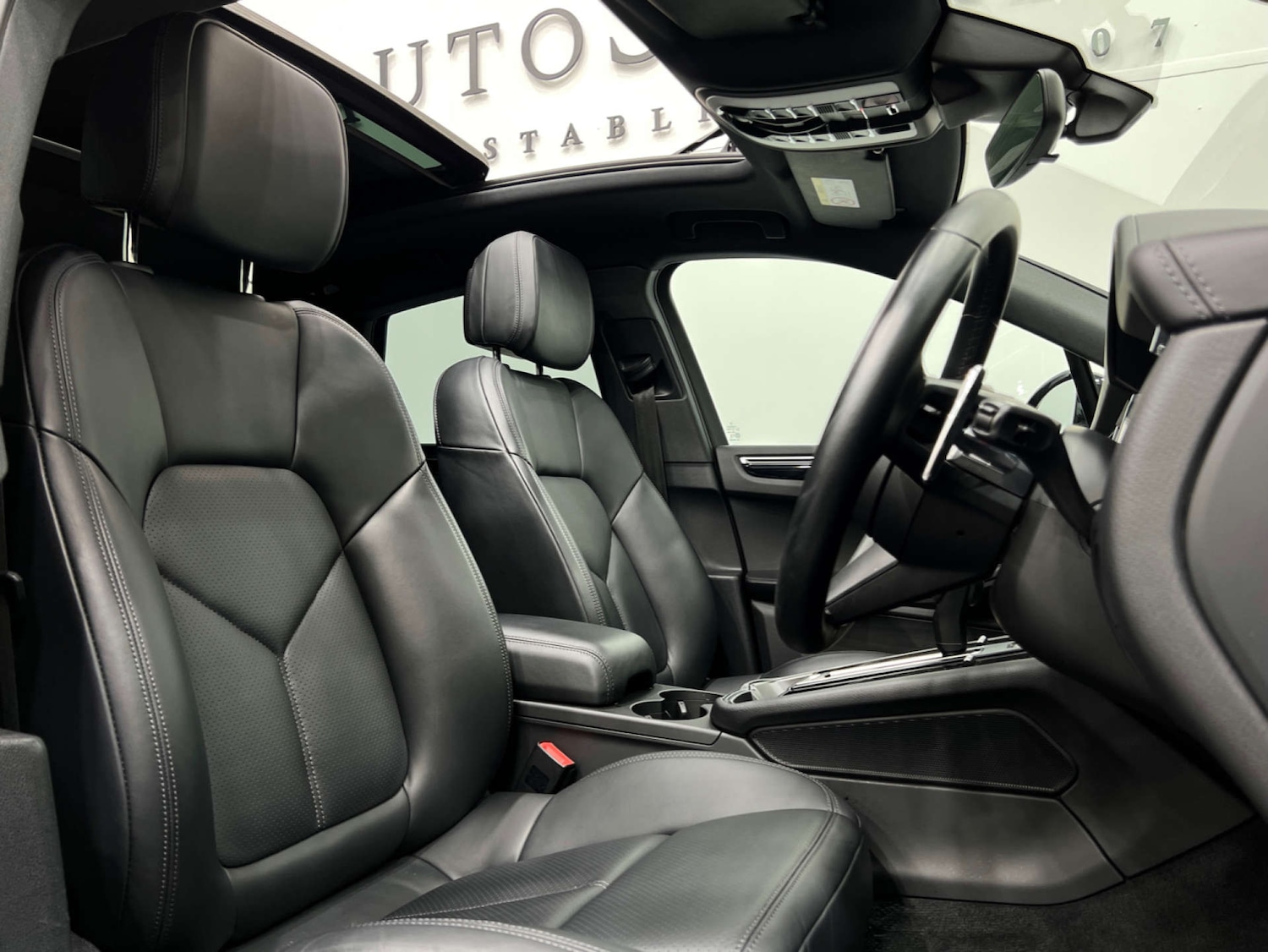 Used Porsche Macan 2025 for sale - 78080669: Photo 2