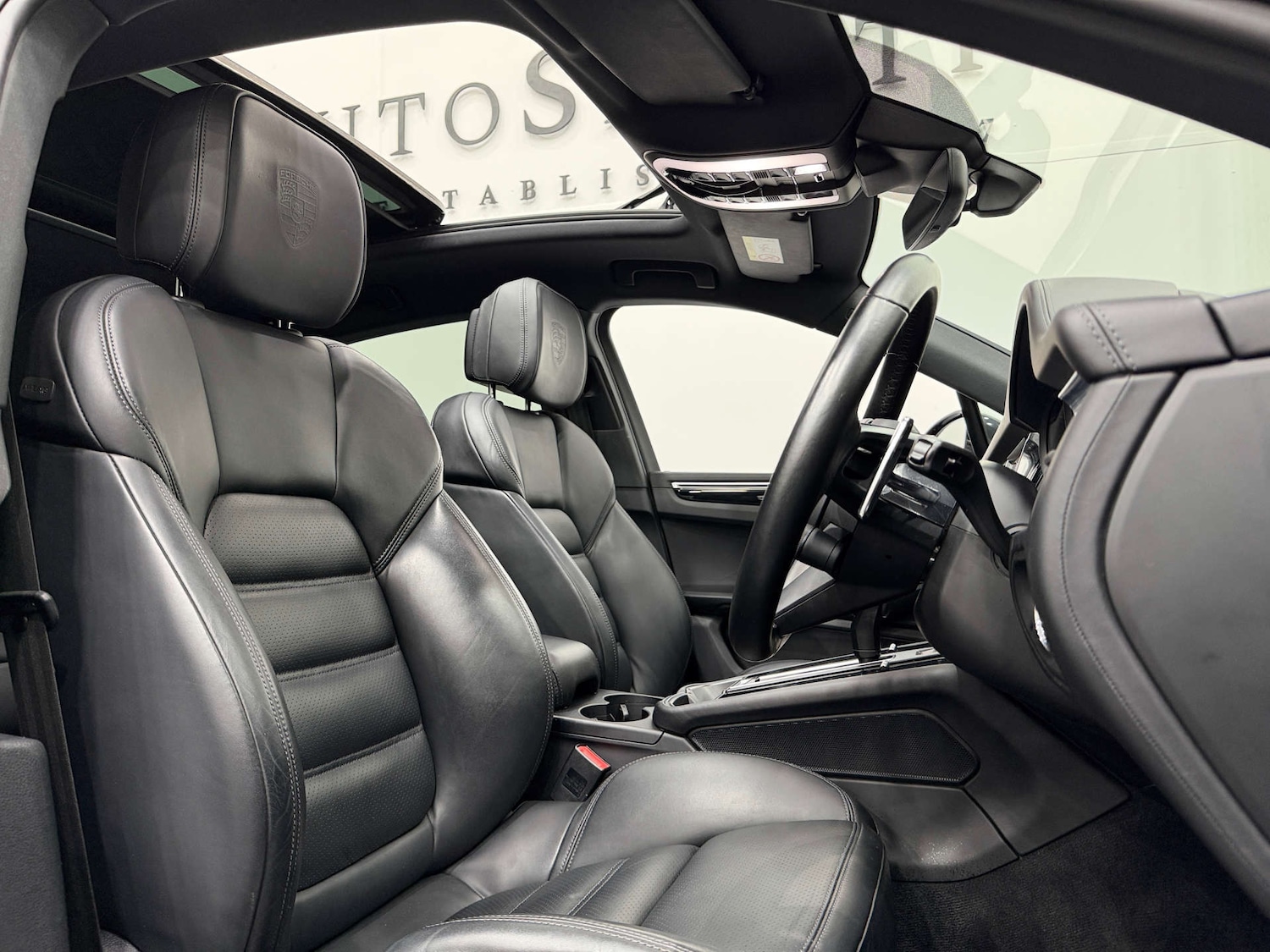 Used Porsche Macan 2023 for sale - 77038524: Photo 2