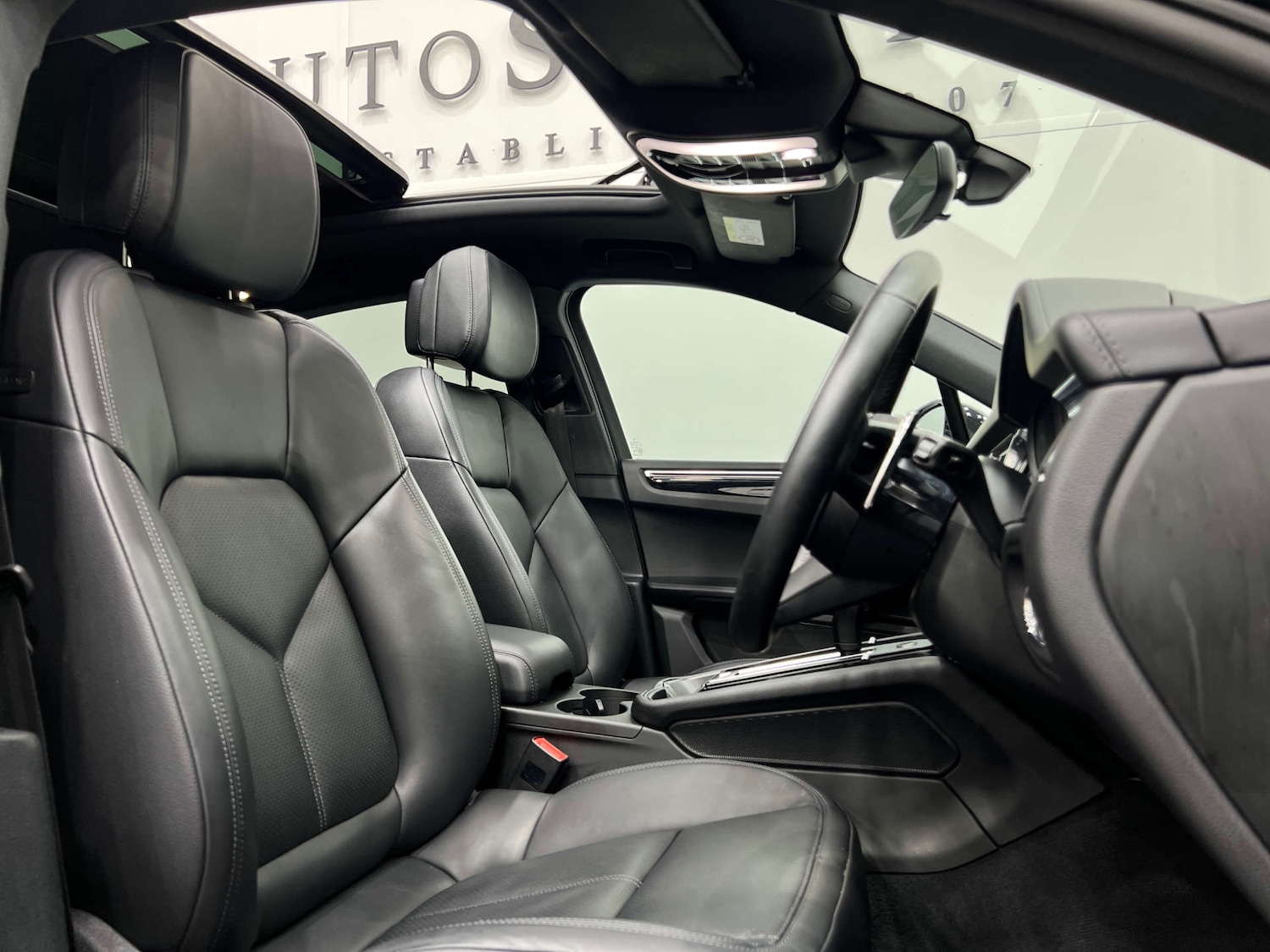 Used Porsche Macan 2024 for sale - 77833843: Photo 2