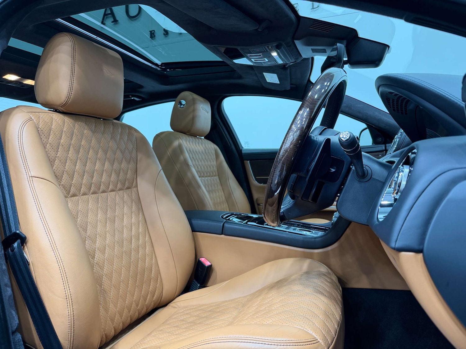 Used Jaguar XJ 2017 for sale - 77937227: Photo 2