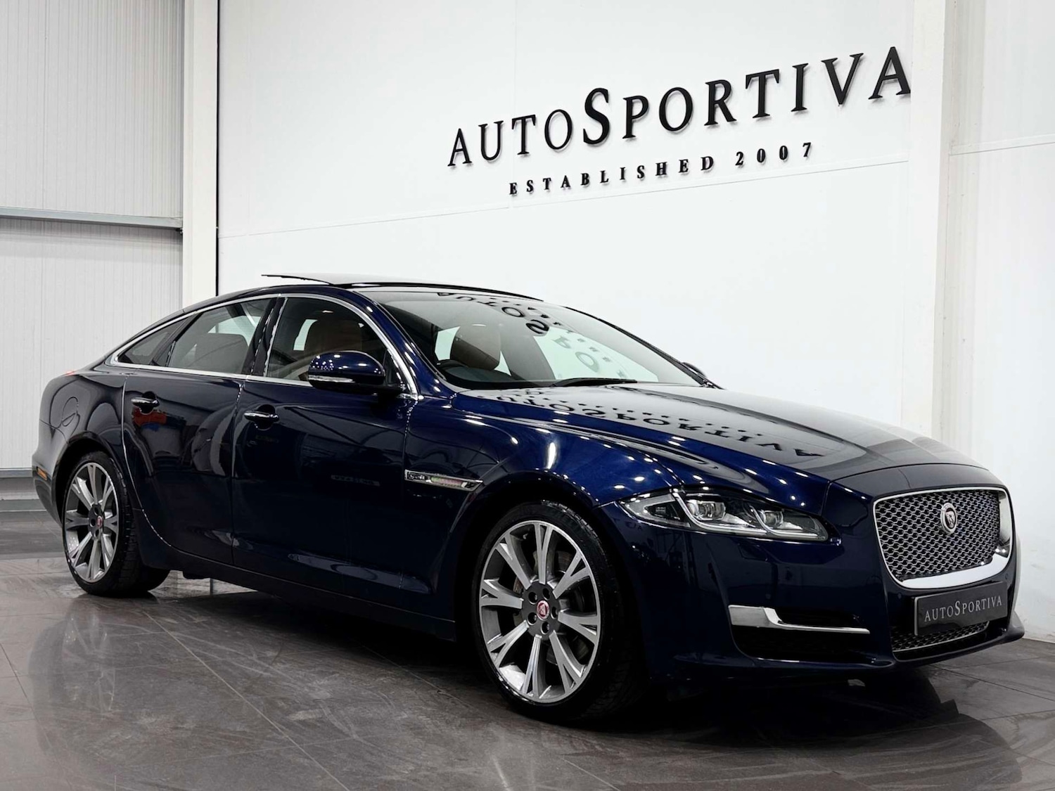 Used Jaguar XJ 2017 for sale - 77937227: Photo 8