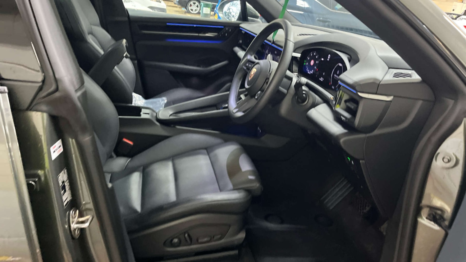 Used Porsche Macan 2025 for sale - 78111303: Photo 2