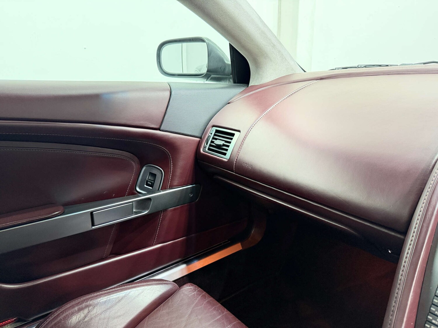 Used Aston Martin DB9 2004 for sale - 77833846: Photo 31