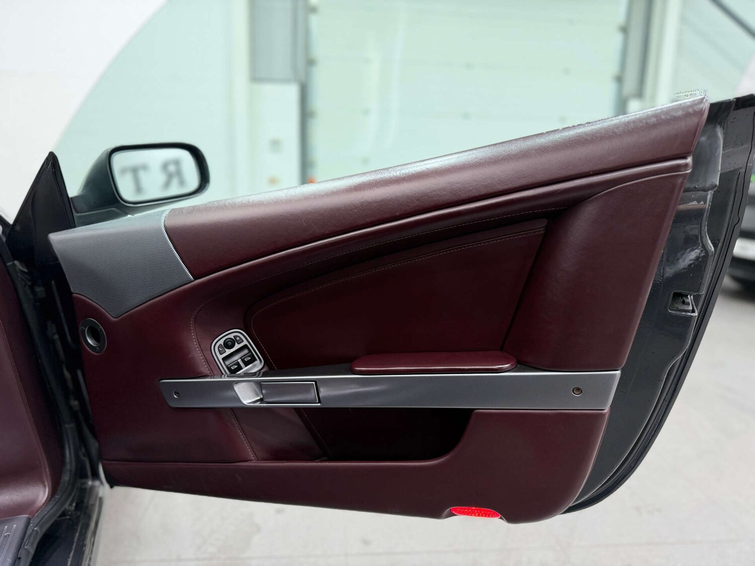 Used Aston Martin DB9 2004 for sale - 77833846: Photo 32