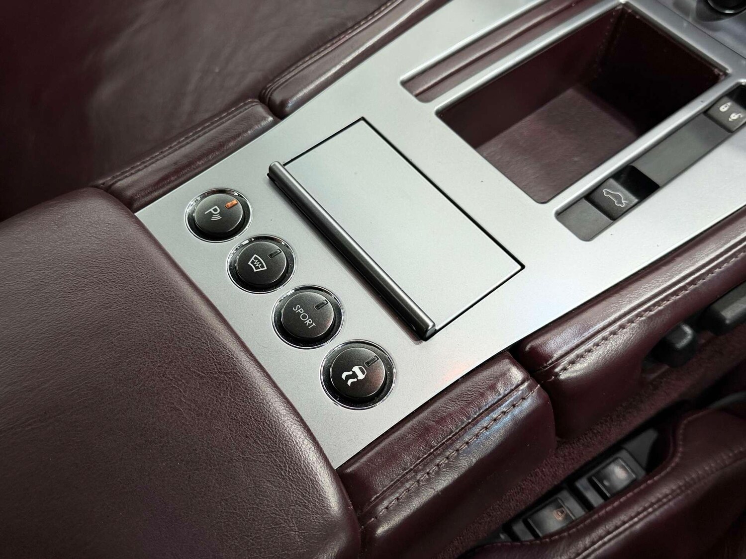 Used Aston Martin DB9 2004 for sale - 77833846: Photo 38