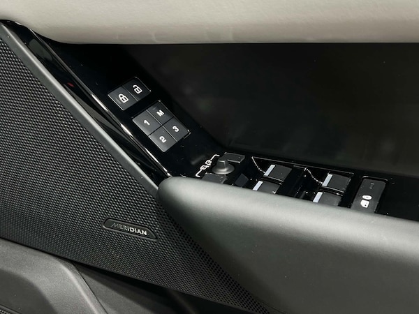 Used Land Rover Range Rover Velar 2023 for sale - 76277637: Photo 37