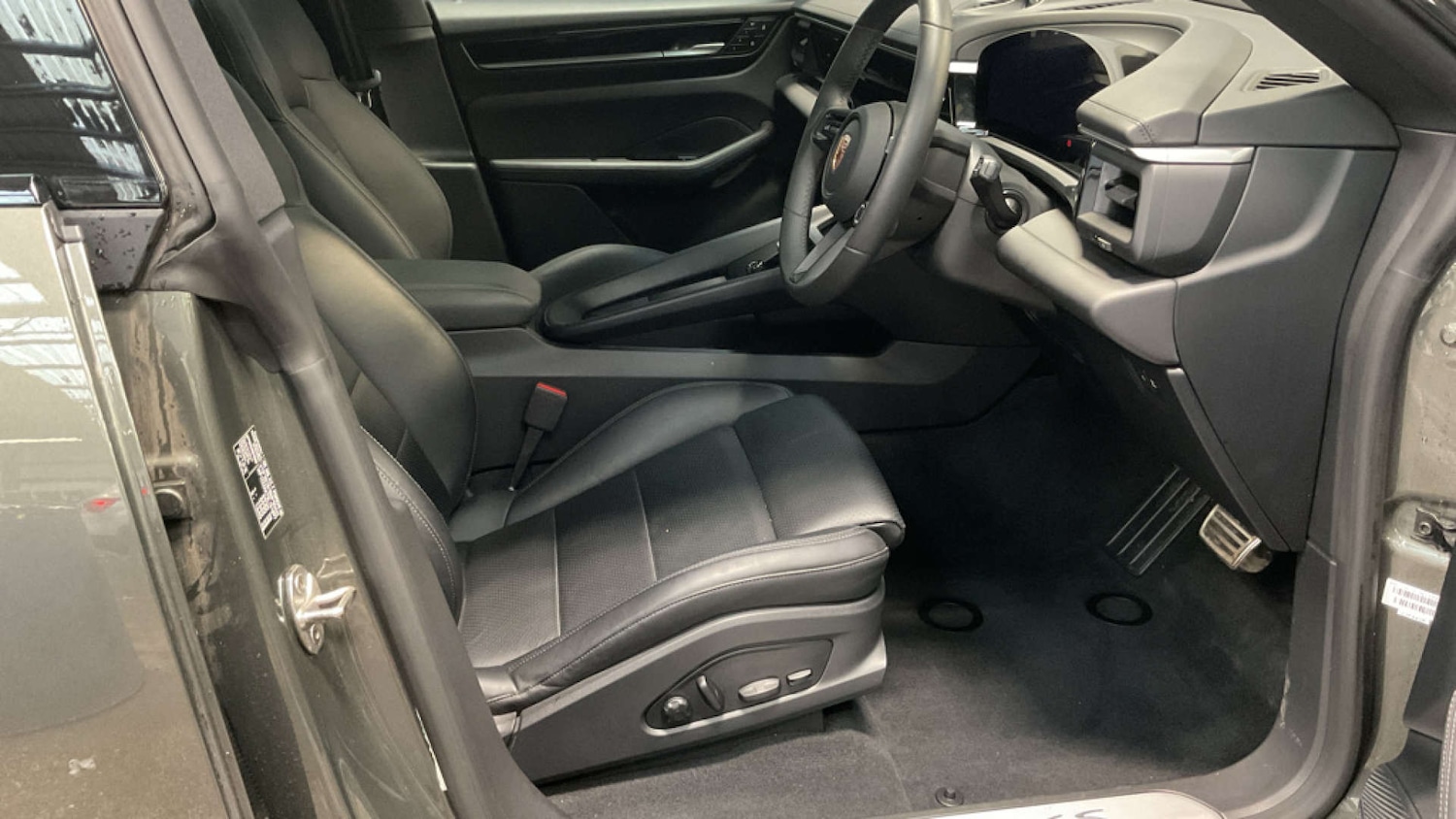 Used Porsche Macan 2025 for sale - 77023564: Photo 2