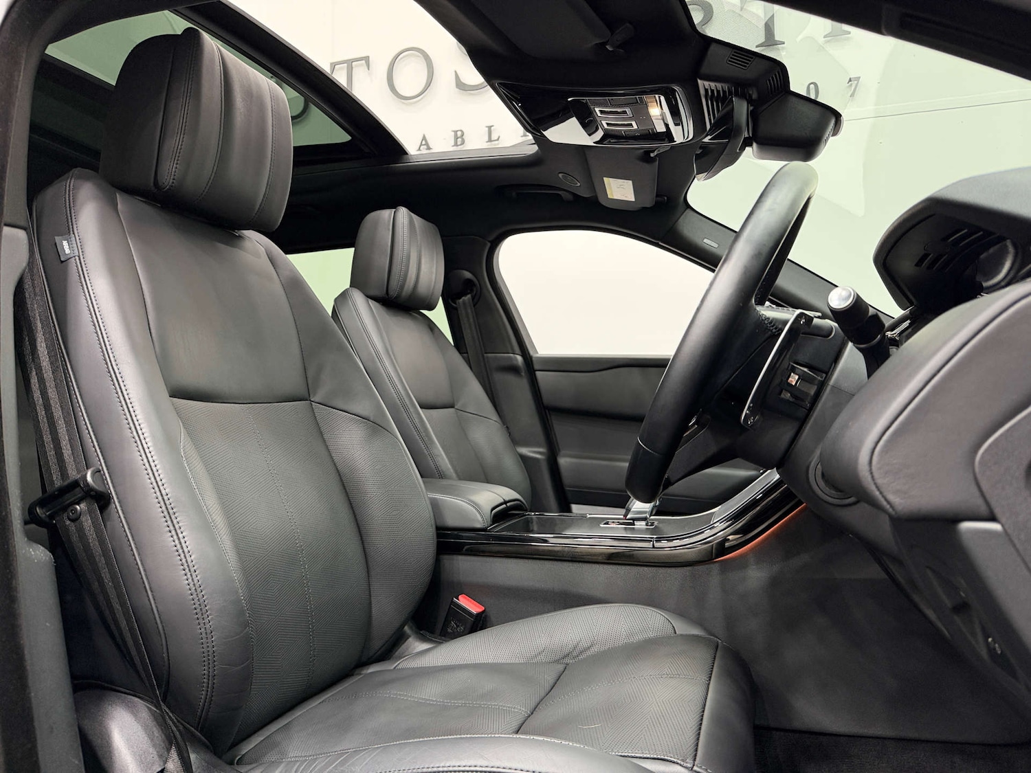 Used Land Rover Range Rover Velar 2023 for sale - 77211853: Photo 2