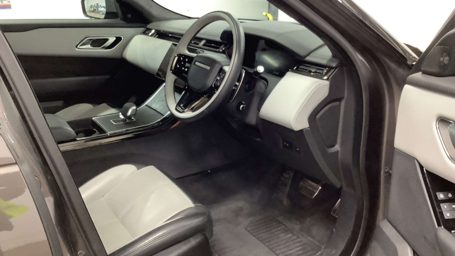 Used Land Rover Range Rover Velar 2024 for sale - 77609380: Photo 2