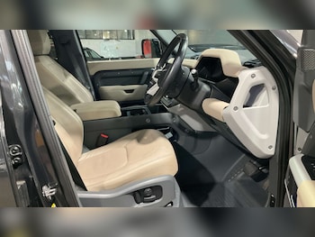 Used Land Rover Defender 2022 for sale - 76220578: Photo 2
