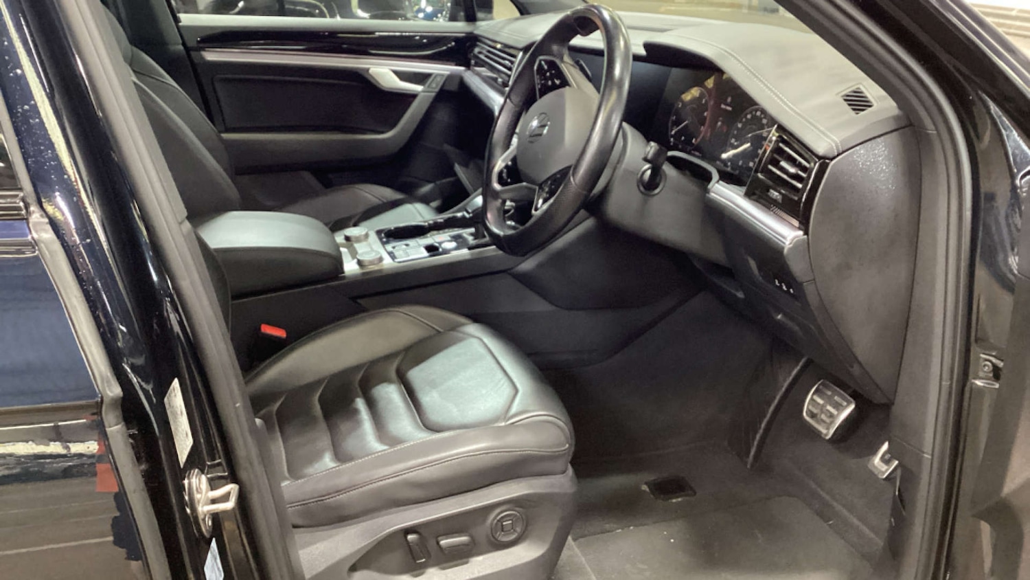 Used Volkswagen Touareg 2021 for sale - 76462102: Photo 2