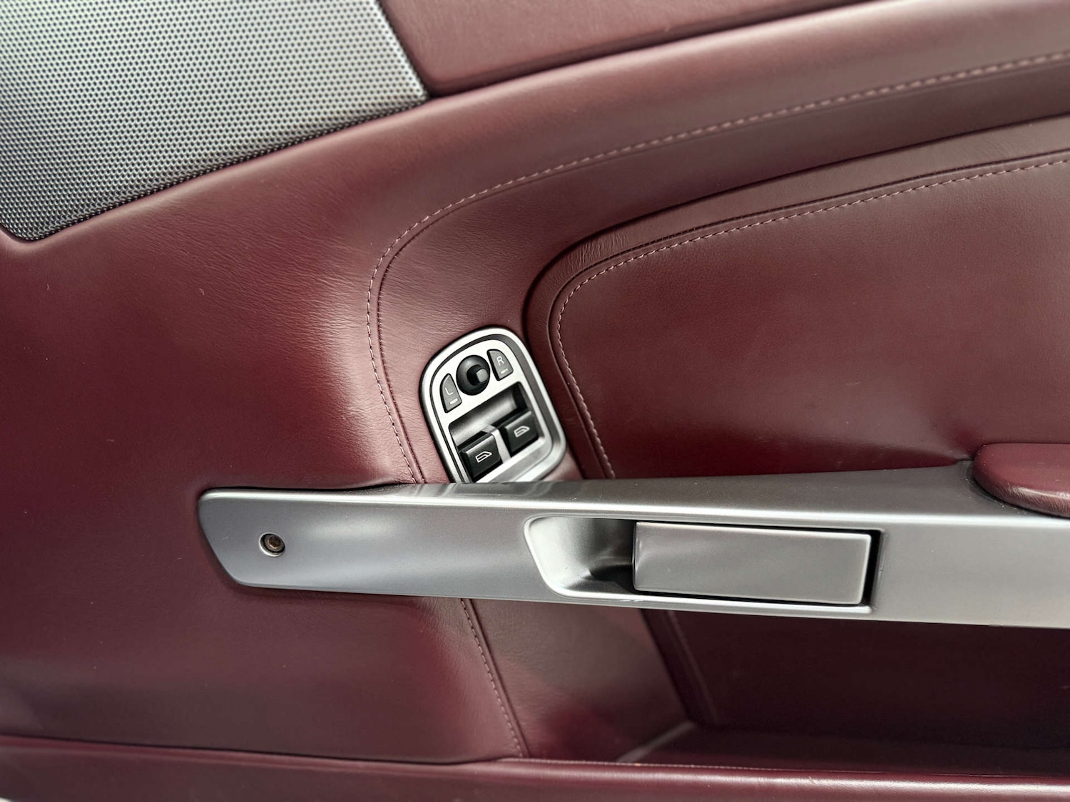 Used Aston Martin DB9 2004 for sale - 76576486: Photo 32