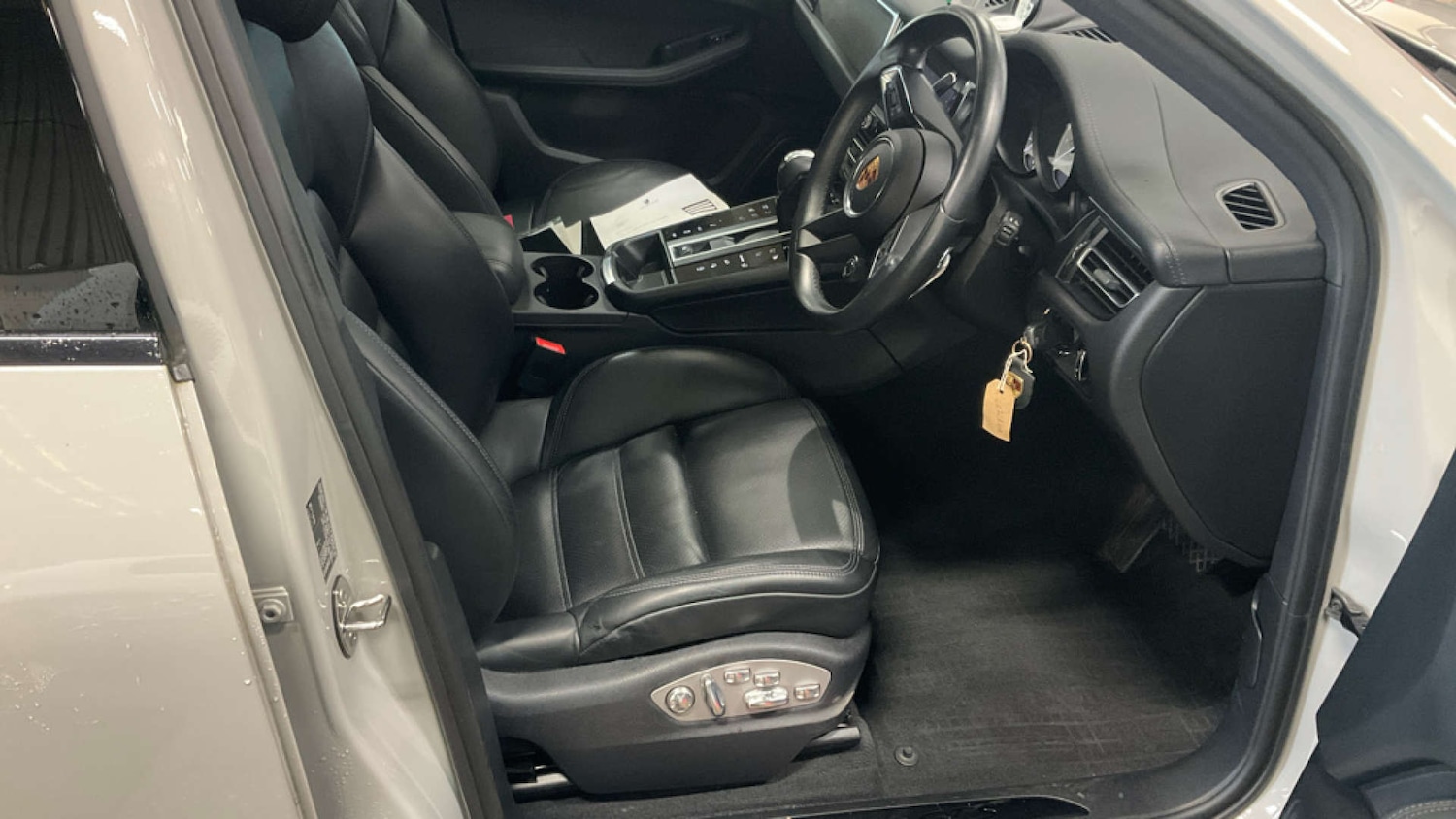 Used Porsche Macan 2022 for sale - 76910570: Photo 2