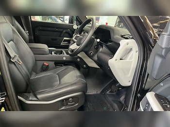 Used Land Rover Defender 2024 for sale - 77847548: Photo