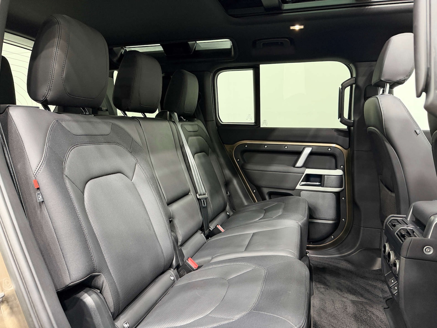 Used Land Rover Defender 2023 for sale - 76642919: Photo 16