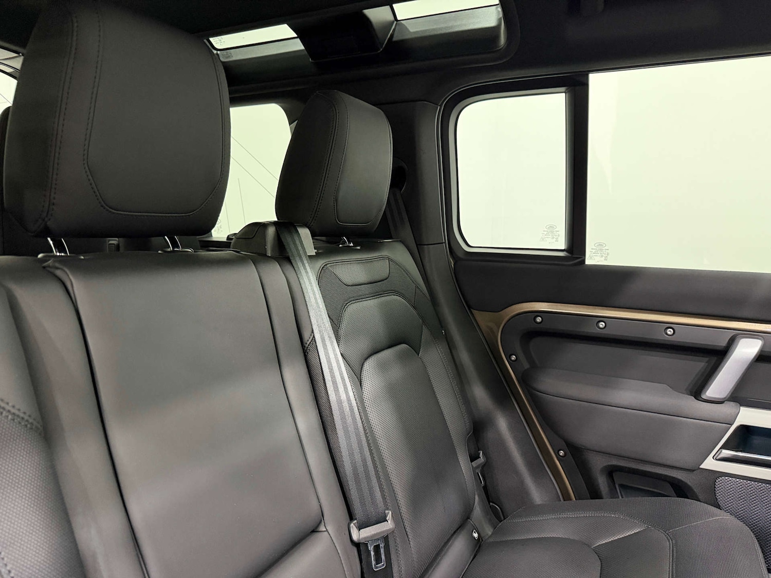 Used Land Rover Defender 2023 for sale - 76642919: Photo 17