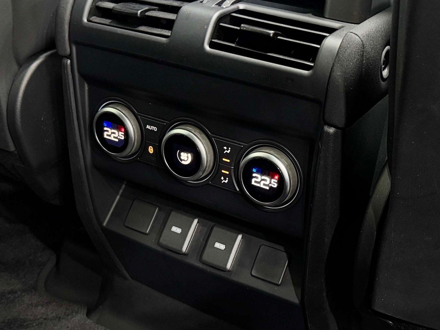 Used Land Rover Defender 2023 for sale - 76642919: Photo 18