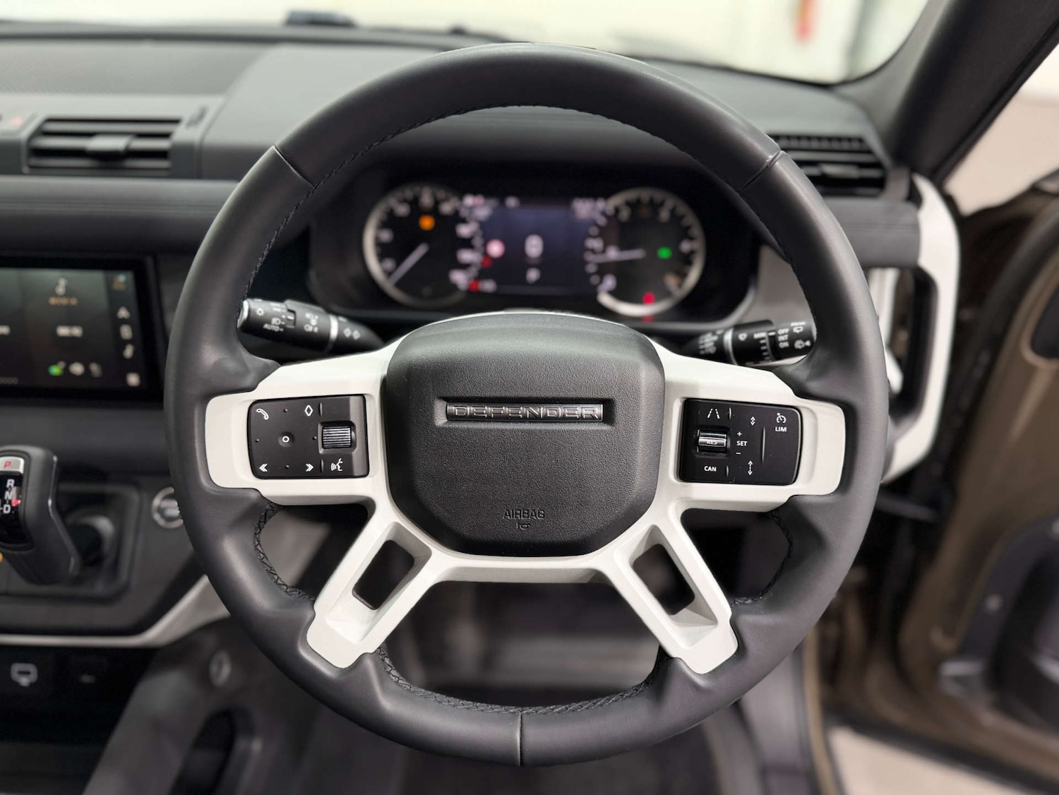 Used Land Rover Defender 2023 for sale - 76642919: Photo 24