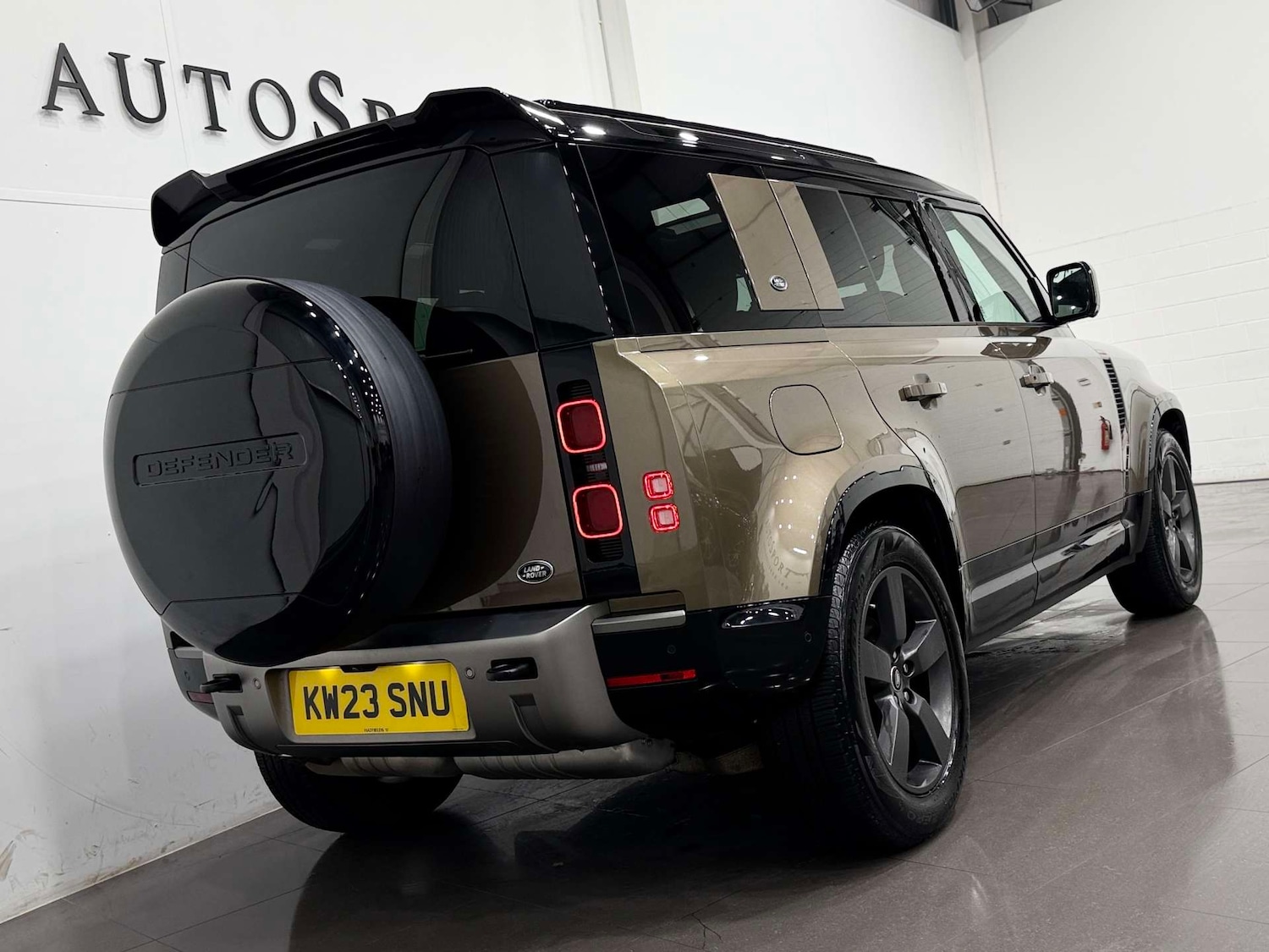 Used Land Rover Defender 2023 for sale - 76642919: Photo 27