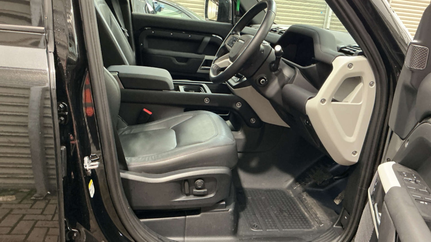 Used Land Rover Defender 2023 for sale - 77762403: Photo 2