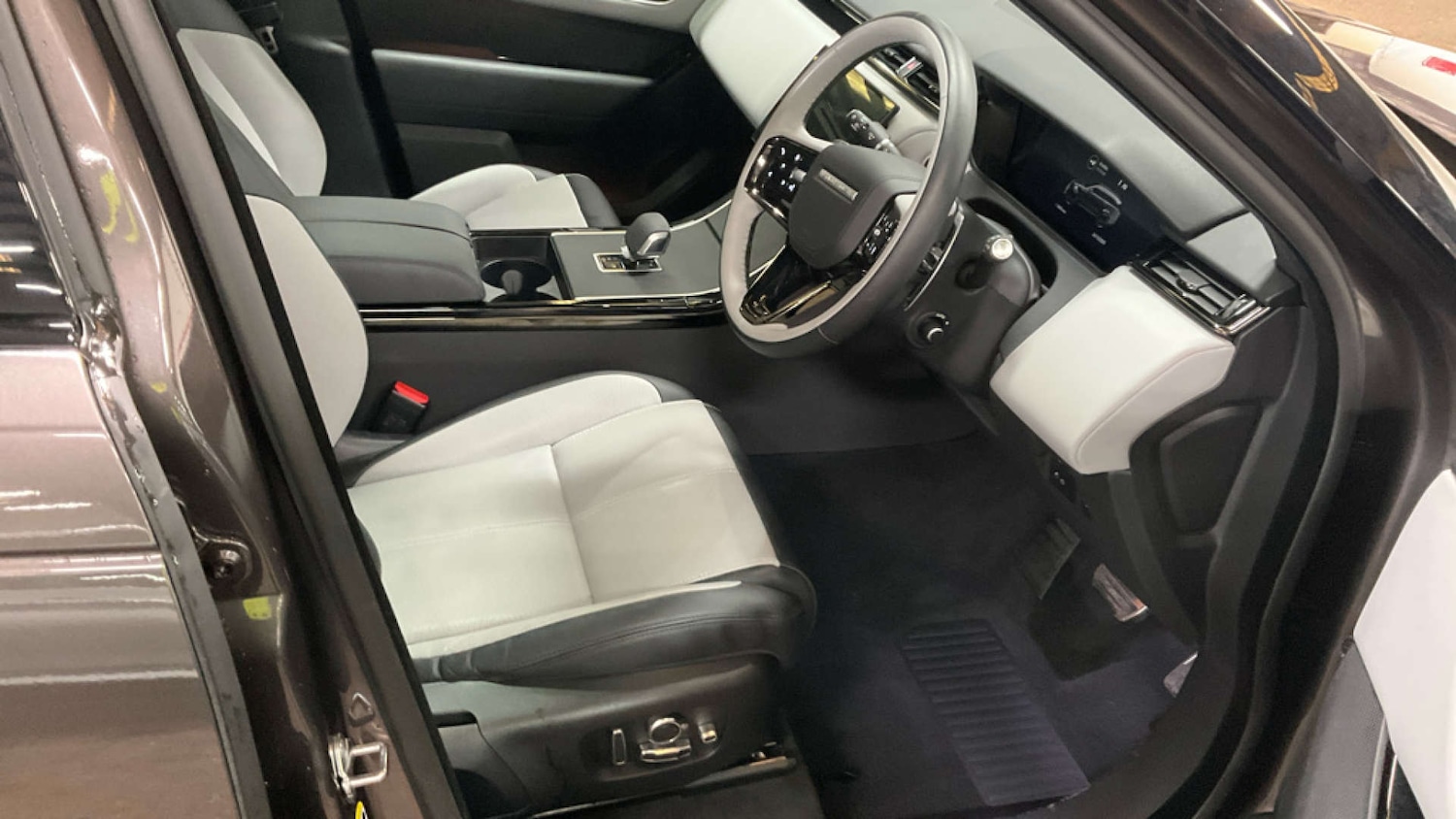 Used Land Rover Range Rover Velar 2023 for sale - 76402695: Photo 2