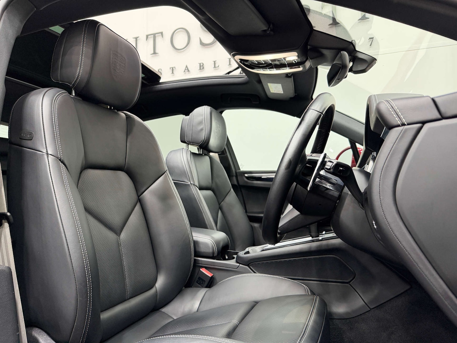 Used Porsche Macan 2023 for sale - 77833854: Photo 2