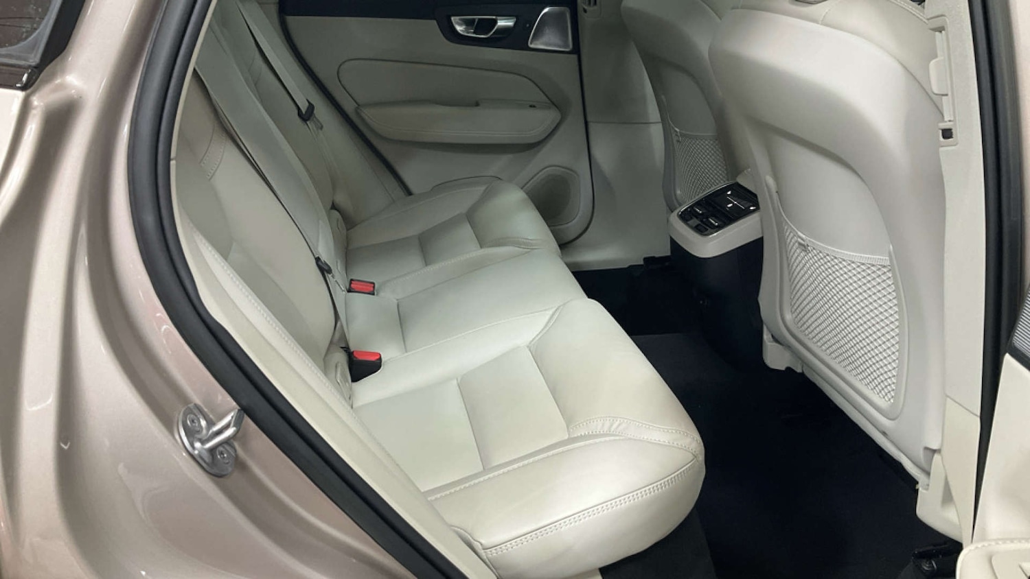 Used Volvo XC60 2023 for sale - 78097421: Photo 2