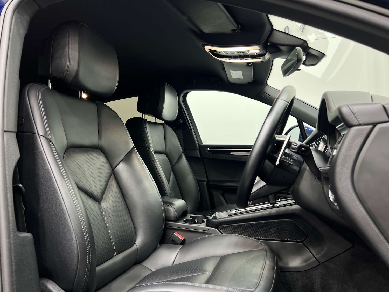 Used Porsche Macan 2022 for sale - 76277630: Photo 2