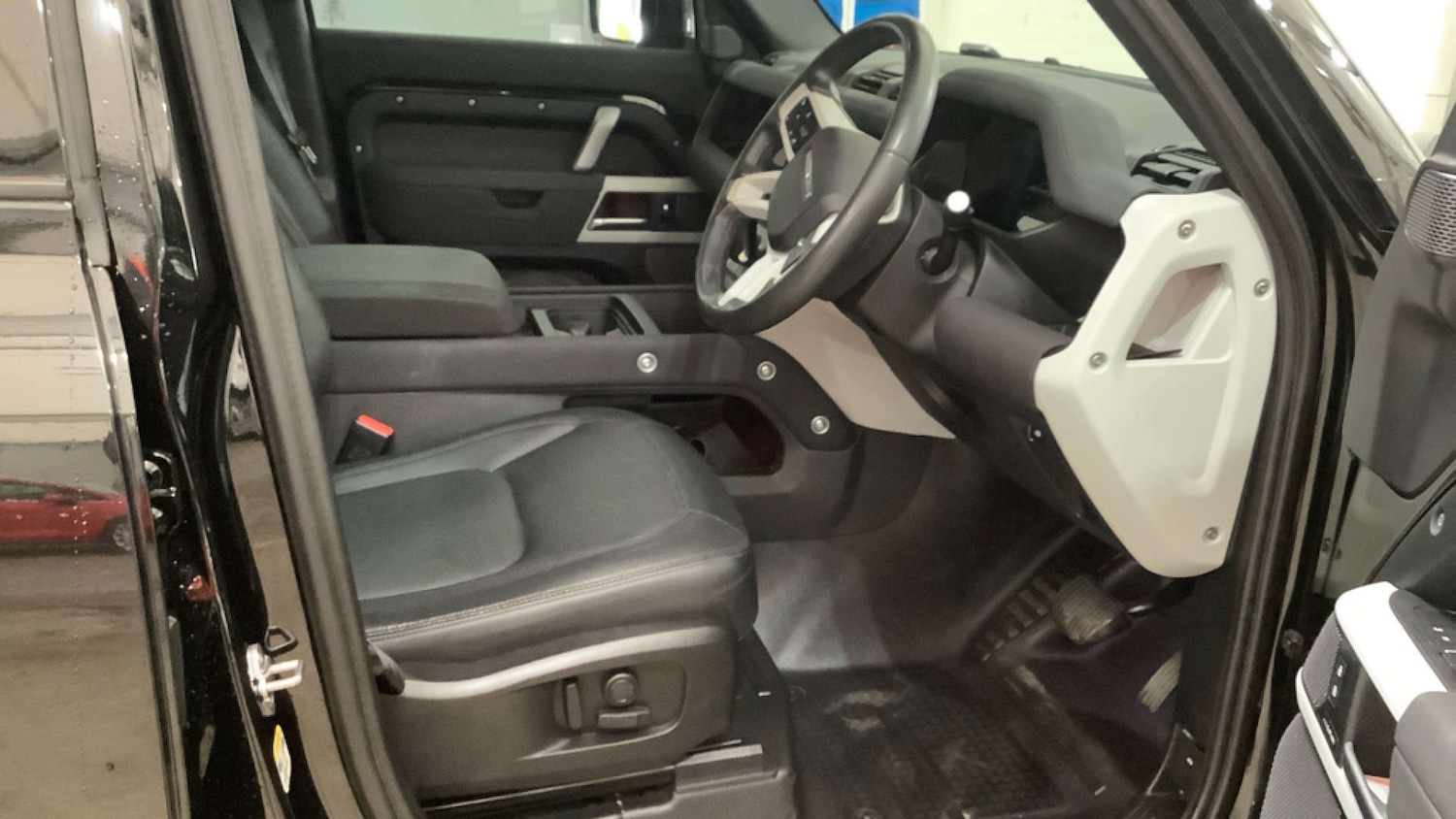 Used Land Rover Defender 2023 for sale - 76567768: Photo 2