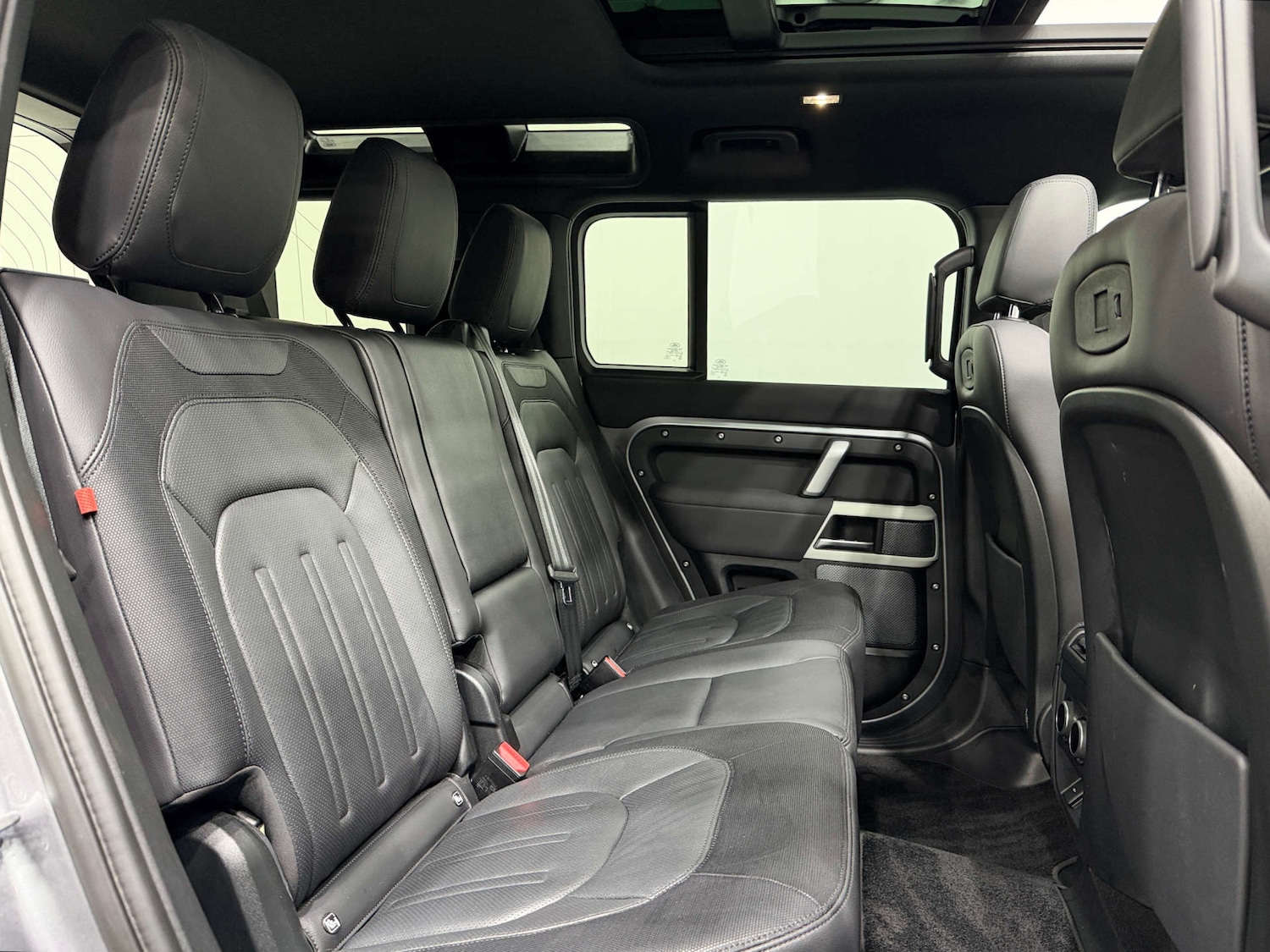 Used Land Rover Defender 2022 for sale - 76642923: Photo 16