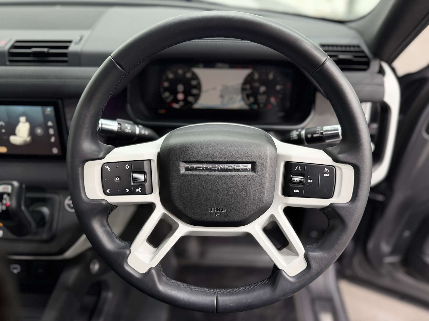 Used Land Rover Defender 2022 for sale - 76642923: Photo 25