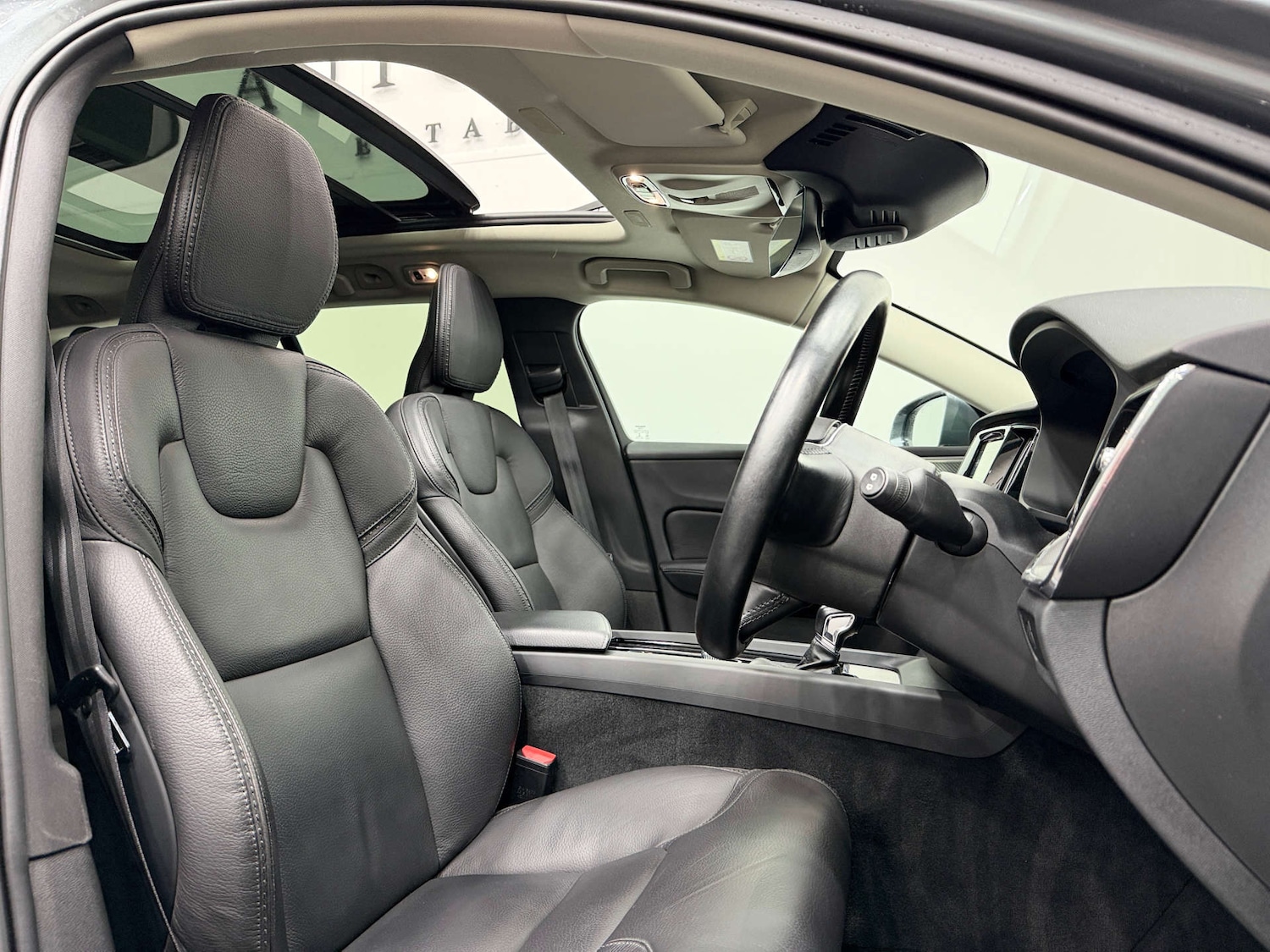 Used Volvo V60 2019 for sale - 76765002: Photo 2